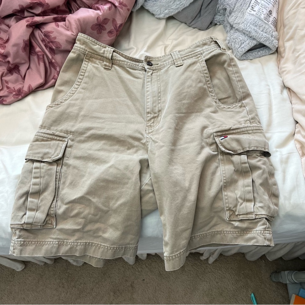 Tommy Hilfiger men’s khaki cargo shorts
